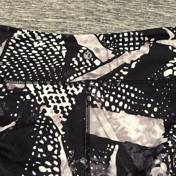 Lululemon Wunder Under Crop Size 4 - Picture 2 of 5